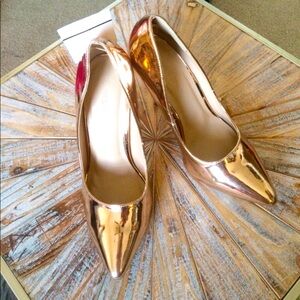Size 6 NWT Wild Diva Rose Gold Pointed Toe Heels